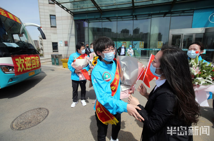 援鄂@青岛市12名援鄂医疗队员结束隔离返回家乡 与亲人同事团聚