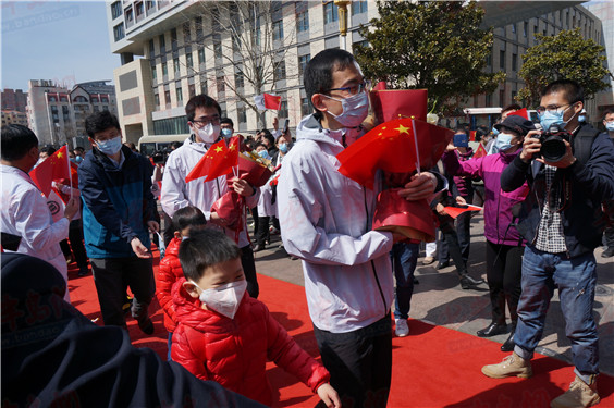 「援鄂」终于团圆啦！青岛第一批援鄂医疗队员结束隔离平安返青