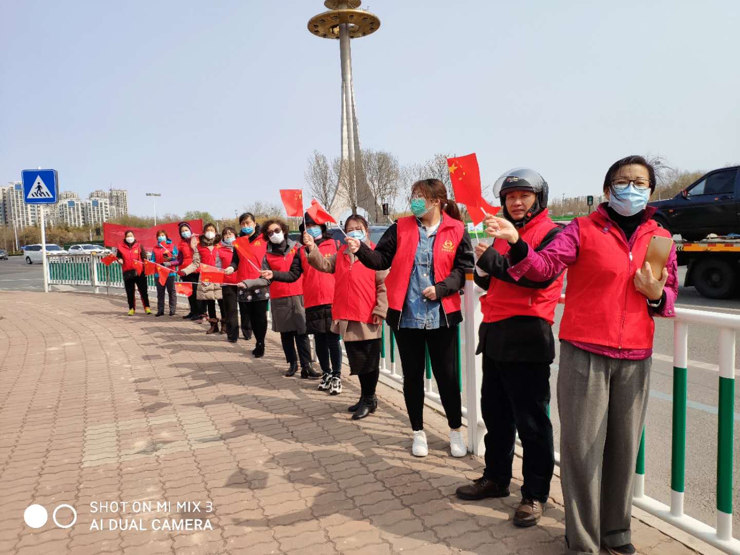 #执甲#白衣执甲 凯旋而归 潍坊尚德公益志愿者热情迎接英雄回家