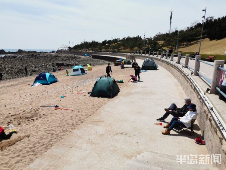 [天好]青岛前海一线不少市民在沙滩上撑起帐篷沐浴阳光