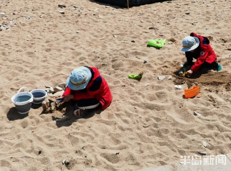 [天好]青岛前海一线不少市民在沙滩上撑起帐篷沐浴阳光