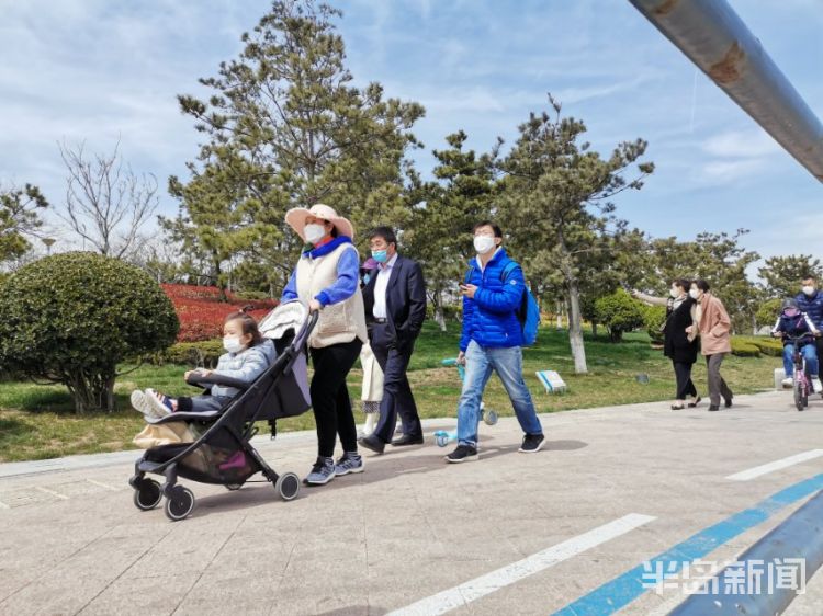 [天好]青岛前海一线不少市民在沙滩上撑起帐篷沐浴阳光