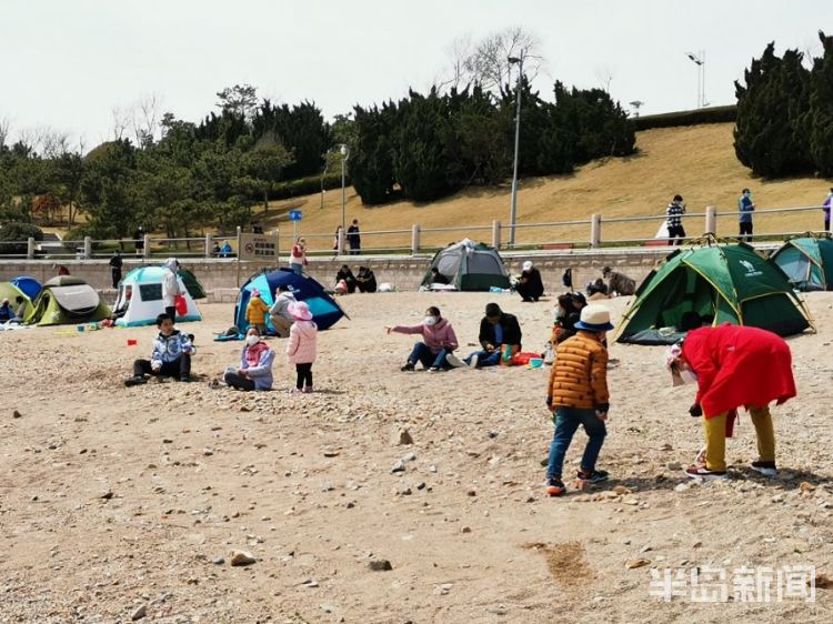 [天好]青岛前海一线不少市民在沙滩上撑起帐篷沐浴阳光