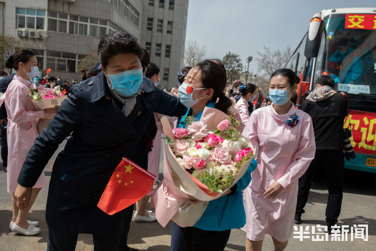 【归来】青岛市第二批援鄂医疗队英雄们凯旋 欢迎归来