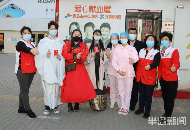 献爱心@小长假献爱心 青岛台东爱心献血屋迎来不少市民撸袖献血