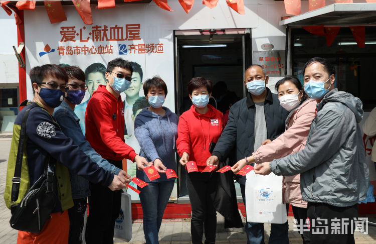 献爱心@小长假献爱心 青岛台东爱心献血屋迎来不少市民撸袖献血