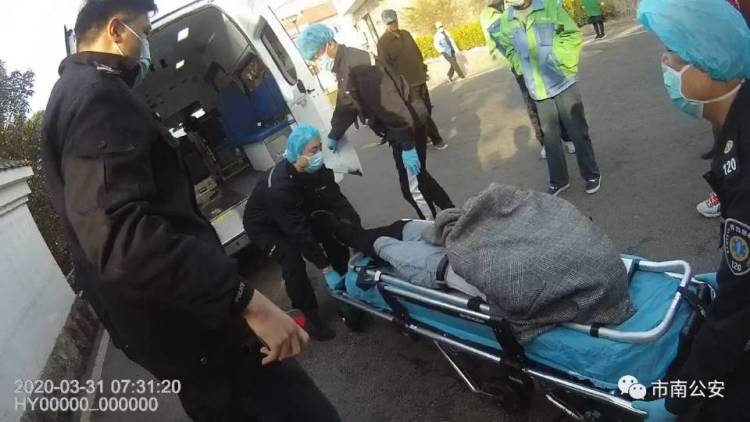 送医@青岛一女子凌晨海边轻生 市南民警及时营救送医