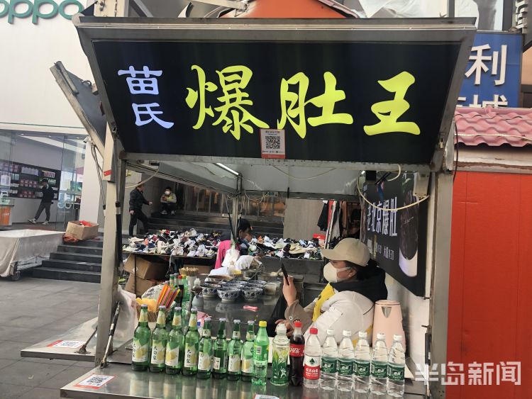 「小吃街」青岛台东三路旁小吃街开街 进入前需扫码和测量体温