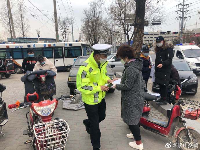 便民措施@崂山交警落实便民措施做好电动车登记挂牌“登门办现场办”