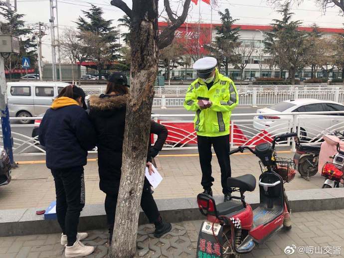 便民措施@崂山交警落实便民措施做好电动车登记挂牌“登门办现场办”