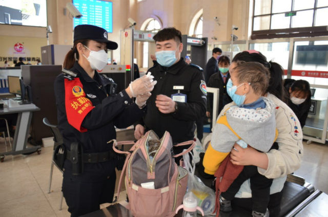 【铁警】青岛铁警全力做好清明安保 假期首日查获危险品2696起