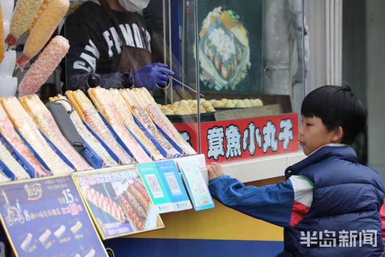 「美食」小长假最后一天青岛中山路上市民排长队尝美食