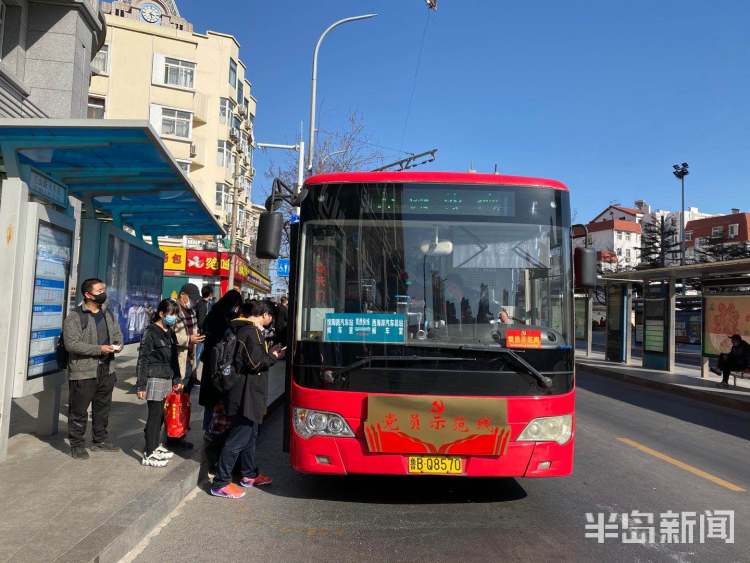 余万人次■清明小长假 青岛温馨巴士运送乘客50余万人次