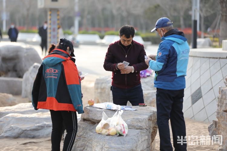 惬意：青岛石老人海水浴场：趁着好天气 市民惬意过假期