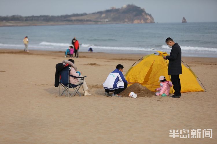 惬意：青岛石老人海水浴场：趁着好天气 市民惬意过假期