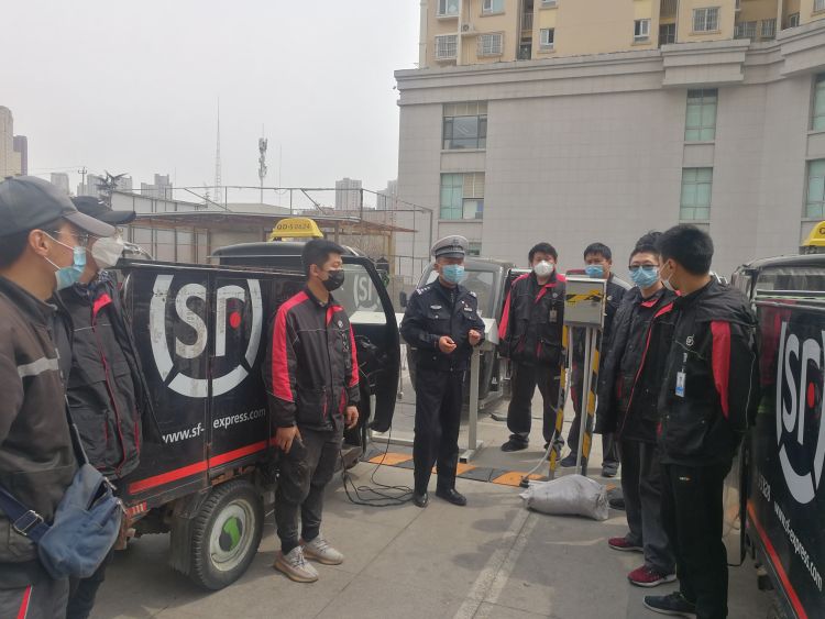 『顺丰』青岛交警市北大队清明节期间深入速递物流企业讲安全 助力复工复产