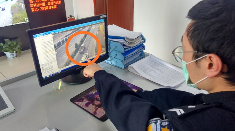 「违停」青岛高速交警从严查处交通违法 小轻货高速路上倒车行驶6分钟司机被记12分罚款200元