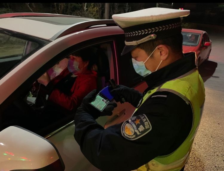 万余人次@青岛交警清明假期出动警力1.1万余人次 查处交通违法9.1万余起