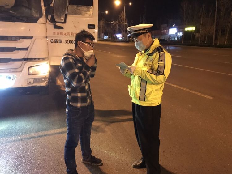 万余人次@青岛交警清明假期出动警力1.1万余人次 查处交通违法9.1万余起