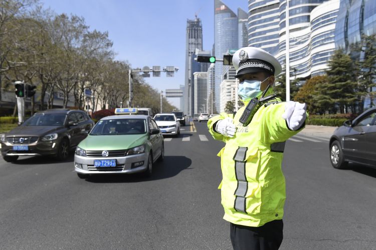 万余人次@青岛交警清明假期出动警力1.1万余人次 查处交通违法9.1万余起