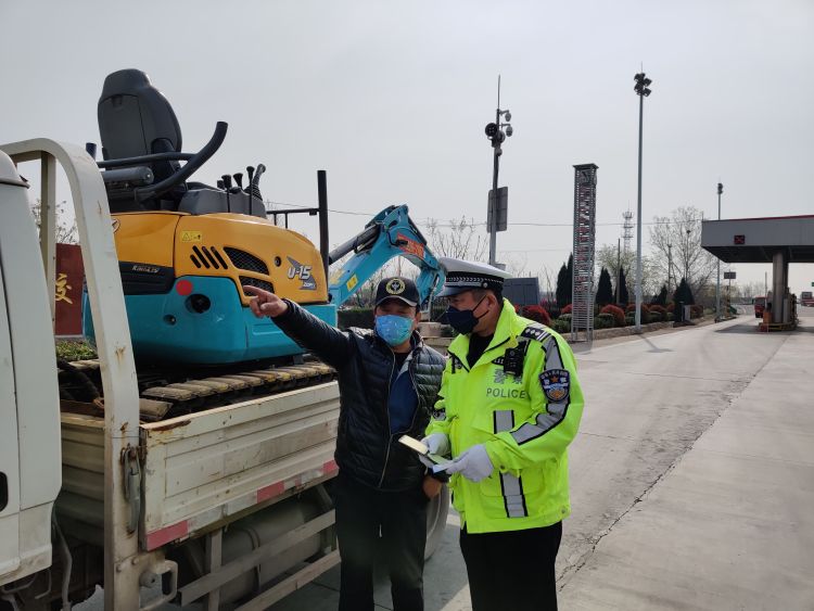 万余人次@青岛交警清明假期出动警力1.1万余人次 查处交通违法9.1万余起