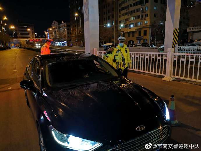 「停进」见交警检查 酒司机将车停进公交车站被识破