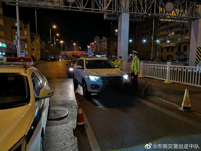 「停进」见交警检查 酒司机将车停进公交车站被识破