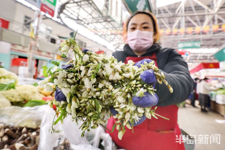 『槐花』青岛市李村大集农贸市场：槐花上市 每斤价格18元左右