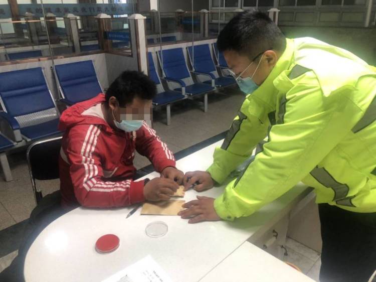 [醉汉]青岛西海岸新区一醉汉骑摩托凌晨“霸占”车道被拘役