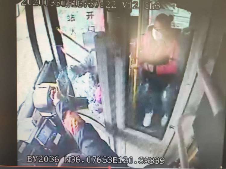 『口罩』乘客忘戴口罩 公交崂山巴士司机自备口罩“应急”