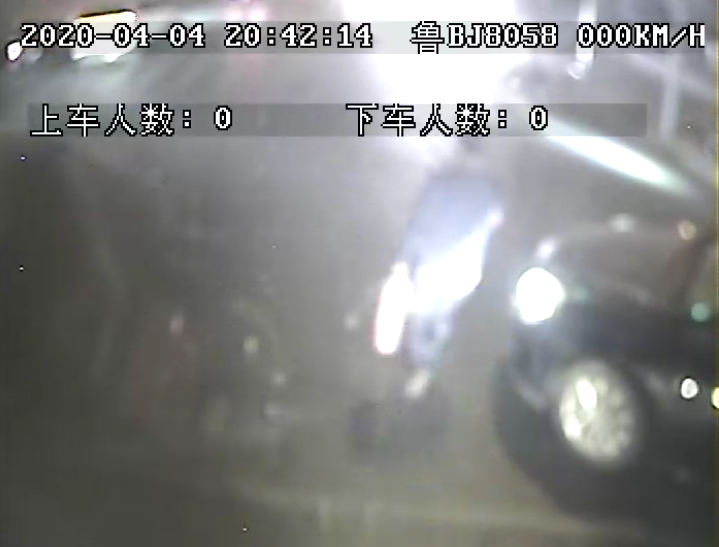 灭火器■路遇绿化带着火， 公交607路司机拎着灭火器就冲了上去