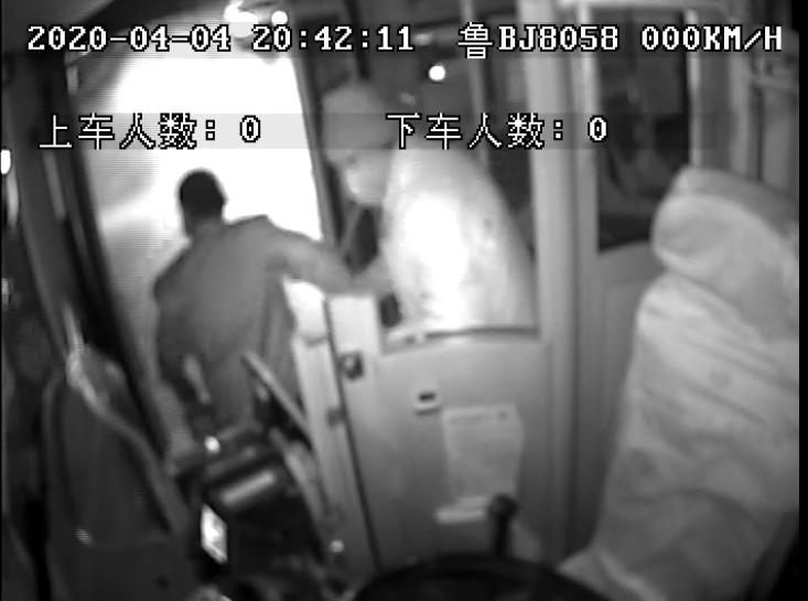 灭火器■路遇绿化带着火， 公交607路司机拎着灭火器就冲了上去