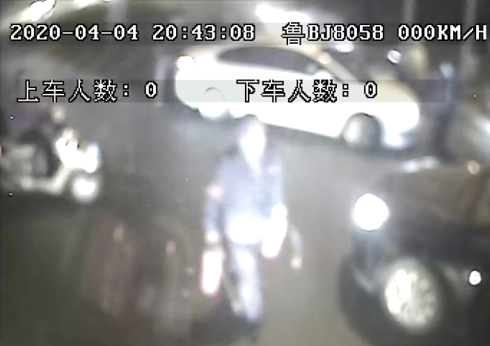 灭火器■路遇绿化带着火， 公交607路司机拎着灭火器就冲了上去