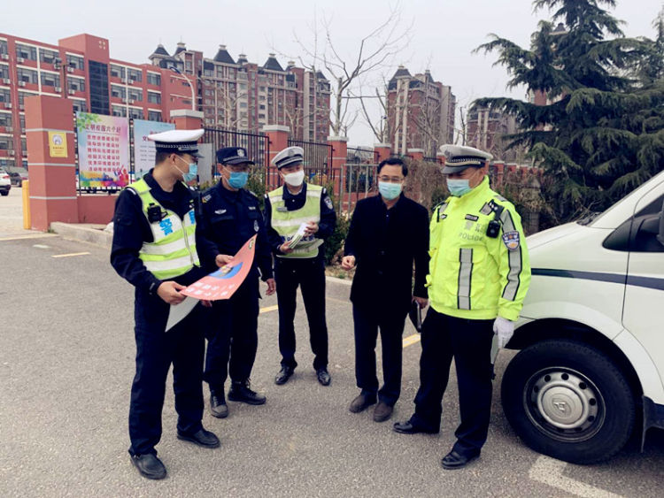 开学@青岛高三学生开学在即 崂山交警护航开学演练忙