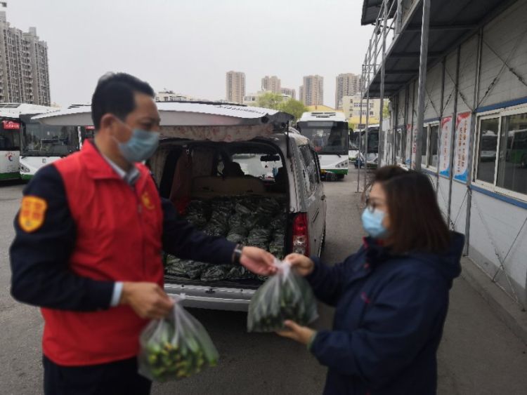 助农解：青岛市北巴士红叶红志愿者齐动员 爱心助农解难题