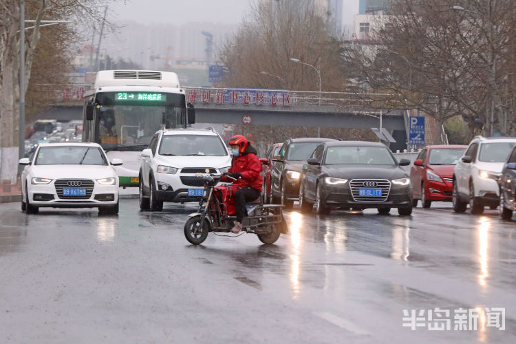 「突至」一场春雨突如其来 青岛市民措手不及