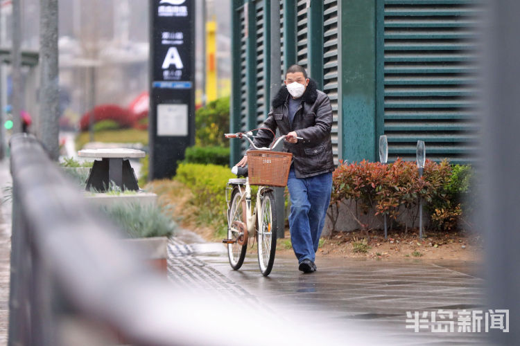 「突至」一场春雨突如其来 青岛市民措手不及