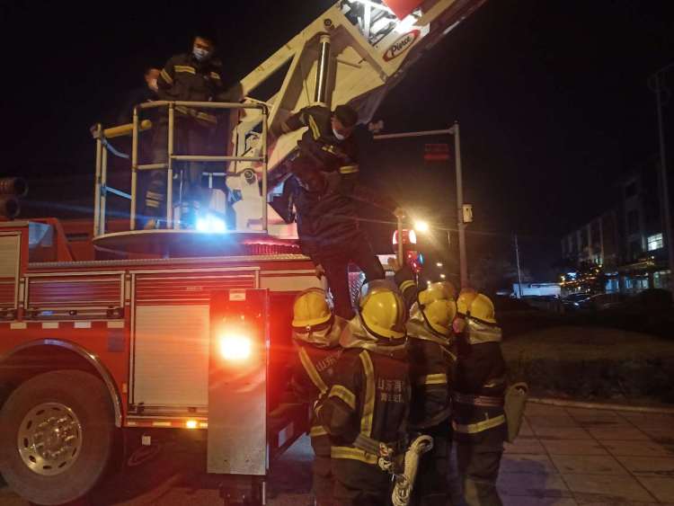 「塔后」即墨男子醉酒爬上信号塔下不来 消防队员登上云梯解救