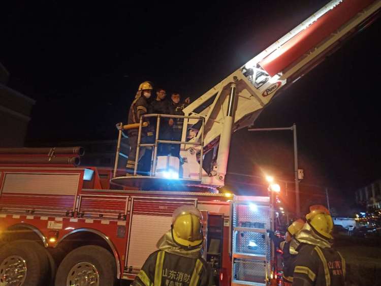 「塔后」即墨男子醉酒爬上信号塔下不来 消防队员登上云梯解救