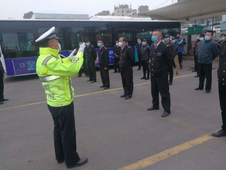 「巴士」青岛交警市北大队持续走进交运温馨巴士开展防御性安全驾驶培训