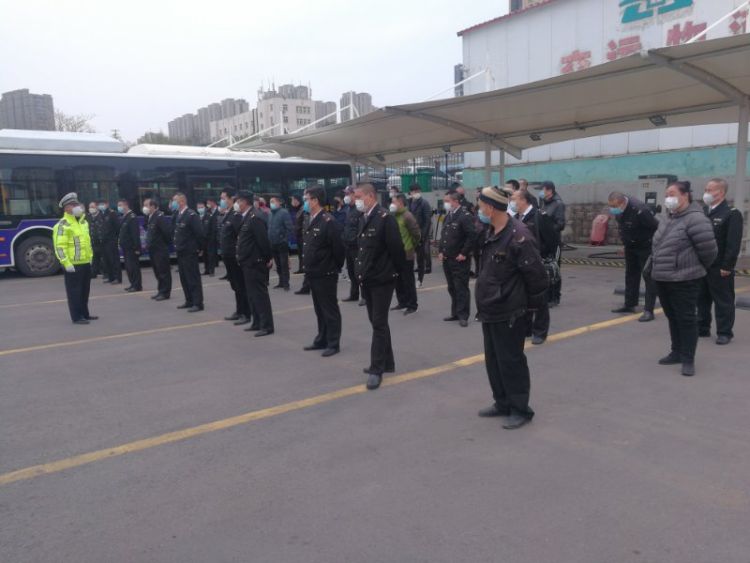 「巴士」青岛交警市北大队持续走进交运温馨巴士开展防御性安全驾驶培训