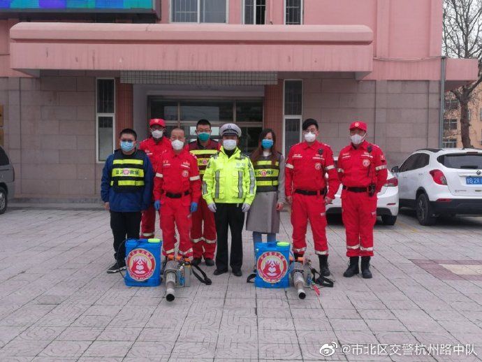 [复课]青岛市北交警联合志愿者为学校消毒 为高三学生安全顺利复课返校做好准备