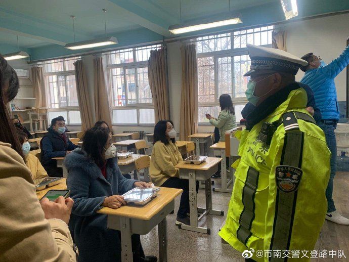 「39」做好开学前准备 青岛市南交警走进39中开展交通安全知识宣传活动