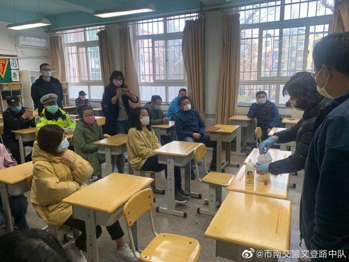 「39」做好开学前准备 青岛市南交警走进39中开展交通安全知识宣传活动