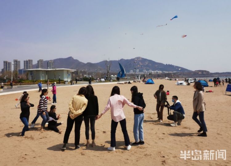 [纸鸢]青岛石老人海水浴场：市民忙趁春风放纸鸢