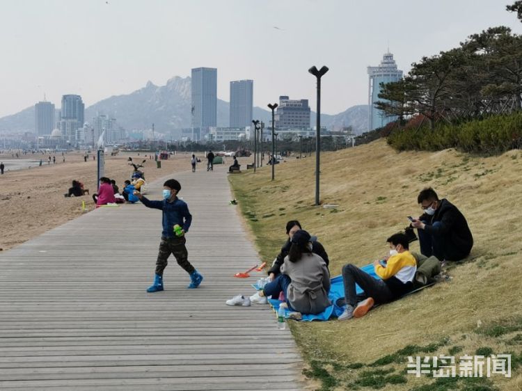 [纸鸢]青岛石老人海水浴场：市民忙趁春风放纸鸢