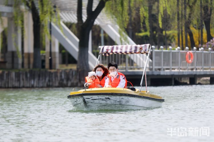 乐享■城阳世纪公园内不少市民泛舟湖上 乐享春日