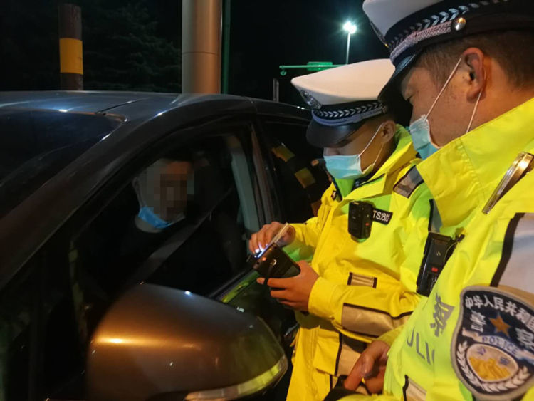 [酒驾]没醒酒就开车 青岛交警：酒驾认定标准“不看时间看含量”