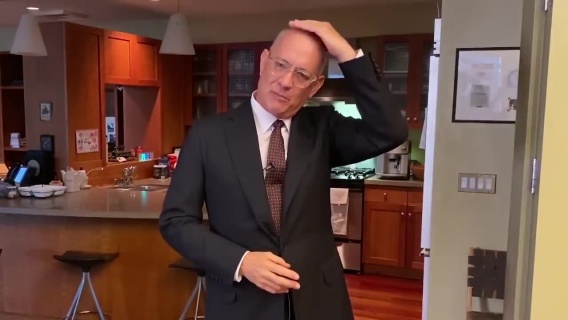 「后首」湯姆·漢克斯痊愈后首亮相節(jié)目 光頭造型搶眼