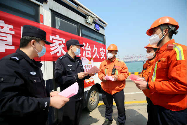 「筑牢」黄岛边检民警深入港口码头 开展普法宣传筑牢防线
